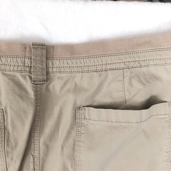 St. Johns Bay Cargo Beige Women's Beige Cargo Shorts Front Zipper Size 12 - Picture 5 of 8
